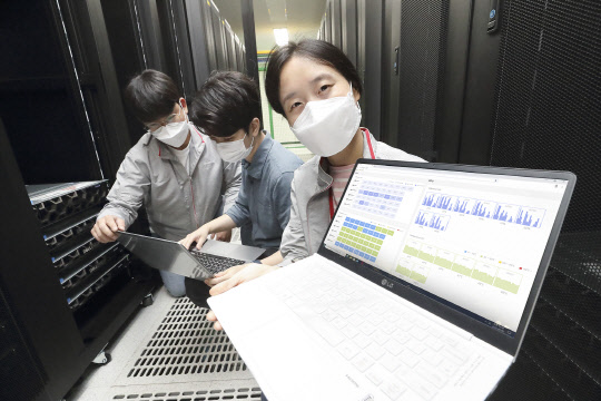 KT 직원들이 KT 목동 클라우드 센터에서 AI GPU 통합자원 관리 플랫폼 최적화를 진행하고 있다. KT 제공